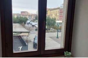 una ventana con vistas a un aparcamiento en Nel cuore di Grado, en Grado