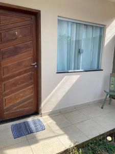 una porta in legno con finestra su un muro di Oceano Suítes ad Arraial do Cabo