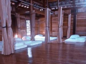 Una habitación con un montón de camas blancas. en Homestay Mạnh Châu, en An Pon