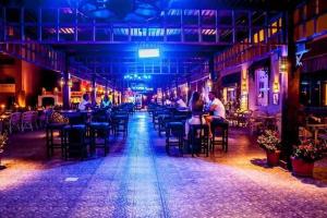 een groep mensen die aan tafels in een restaurant zitten bij Apartment at ElKarma Aqua beach Resort in Hurghada