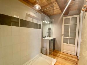 ein Badezimmer mit Dusche und Waschbecken in der Unterkunft Gîte 10 pers avec 4 chambres et 3 salles d'eau, animaux admis - FR-1-582-94 in La Besseyre-Saint-Mary