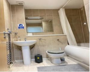 Mead House في Thamesmead: حمام مع مرحاض ومغسلة