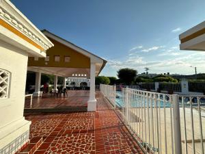 un portico di una casa con una recinzione bianca di Casa Conjunto Rosario Norte 2 a Valledupar