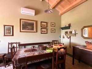 Reštaurácia alebo iné gastronomické zariadenie v ubytovaní Cascina La Vigna Country House