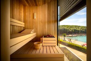 弗爾薩爾的住宿－Maistra Camping Porto Sole Pitches，享有水景的桑拿浴室