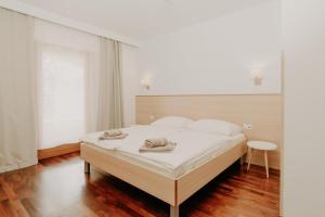 um quarto com uma cama com duas toalhas em Bed and Breakfast Kolo Adults only em Novigrad Istria