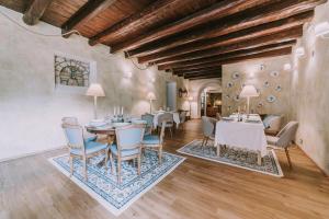 una sala da pranzo con tavolo e sedie di Bed and Breakfast Kolo Adults only a Novigrad Istria