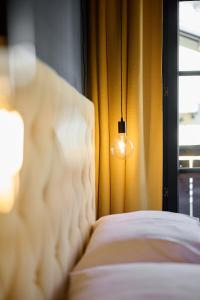 sypialnia z łóżkiem i oknem z oświetleniem w obiekcie Boutique House happYellow Saalbach, inkl JokerCard w Saalbach Hinterglemm