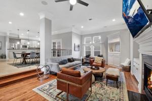 uma sala de estar com um sofá e uma lareira em Cozy and Roomy Home with Private Pool em Houston