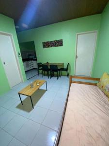 - un salon avec un lit et une table dans l'établissement Chalé em Barreirinhas - MA, à Barreirinhas