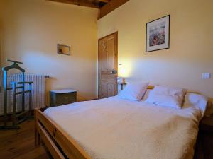 1 dormitorio con 1 cama grande con sábanas blancas en Gîte Le Brignon, 3 pièces, 4 personnes - FR-1-582-177 en Le Brignon