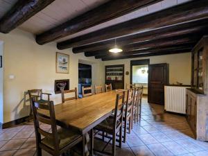 uma grande sala de jantar com uma mesa de madeira e cadeiras em Gîte Villeneuve-d'Allier, 6 pièces, 10 personnes - FR-1-582-183 em Villeneuve-dʼAllier