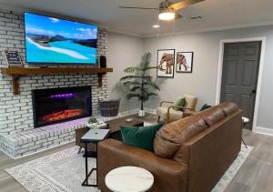 Μια τηλεόραση ή/και κέντρο ψυχαγωγίας στο Modern 2BR Aparment near NC ZOO w Parking
