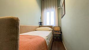 a small bedroom with a bed and a window at Novo Taccheo by Ca-Sa Check in Chioggia