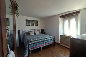 ein Schlafzimmer mit einem Bett in einem Zimmer mit einem Fenster in der Unterkunft Casa Butterfly in Verni