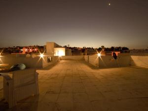- une vue sur le toit la nuit avec des lumières dans l'établissement au cœur de sidi bou said, à Sidi Bou Saïd