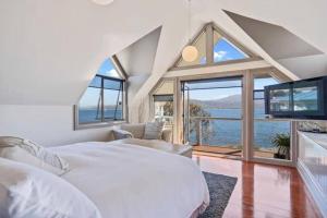 Postel nebo postele na pokoji v ubytování Casa Con Vista Luxury Waterfront Home, Sleeps 10
