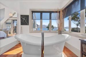 TV a/nebo společenská místnost v ubytování Casa Con Vista Luxury Waterfront Home, Sleeps 10