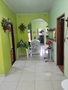 Zimmer mit grünen Wänden und weißem Fliesenboden in der Unterkunft Casa Parintins in Parintins