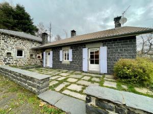 a small stone house with a stone wall at Maison en forêt avec terrasse, jeux pour enfants et cheminée, près du Pic du Lizieux et du Lac bleu - FR-1-582-235 in Araules