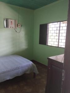 En eller flere senge i et værelse på Casa Parintins