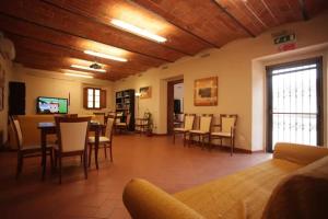 salon ze stołem, krzesłami i telewizorem w obiekcie Casale dei cento Acri we Florencji