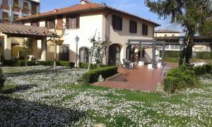 a house with white flowers in front of it at Casale dei cento Acri in Florence