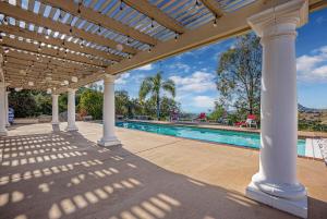 um pátio exterior com uma piscina e uma pérgola em Panoramic View Villa with Pool - Events OK em Ramona