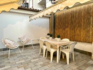a table and chairs sitting on a patio at Forte 27 centro in Forte dei Marmi