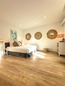 1 dormitorio con 1 cama y 2 espejos en la pared en Les Appartements du Vieux Port en Marsella