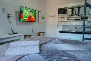 een slaapkamer met een bed en een tv aan de muur bij Apartment near Malls in General Santos