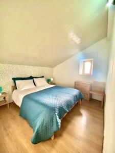 1 dormitorio con 1 cama con edredón azul en Central Avenida Liberdade 3, en Lisboa