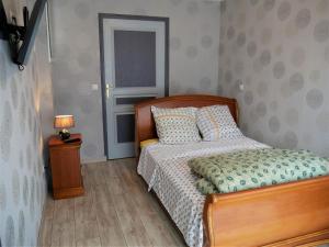 a bedroom with a bed and a table with a lamp at Maison cosy à Sully-sur-Loire, 5 chambres, terrasse, parking, draps et chauffage inclus - FR-1-590-220 in Sully-sur-Loire
