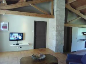 sala de estar con mesa y TV en Gîte Auchay-sur-Vendée, 3 pièces, 6 personnes - FR-1-426-96, en Fontenay-le-Comte