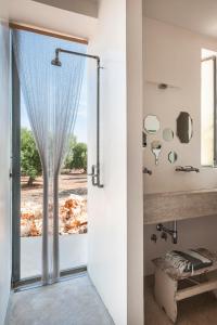 eine Drehtür im Bad mit Fenster in der Unterkunft Casa Norah Puglia in Serranova