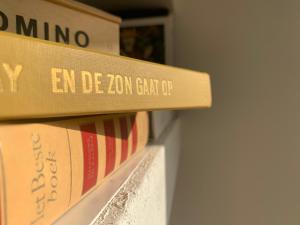 Ein paar Bücher auf dem Regal in der Unterkunft Casa Norah Puglia in Serranova