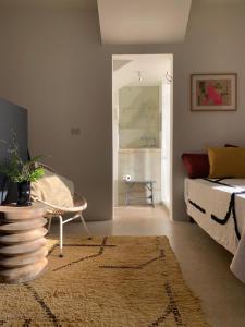 ein Wohnzimmer mit einem Sofa und einem Tisch in der Unterkunft Casa Norah Puglia in Serranova