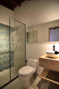 Ένα μπάνιο στο Moderno Apartamento Medellin con Jacuzzi y Aire Acondicionado