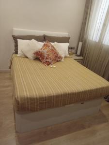 Легло или легла в стая в Suite con baño privado en apartamento de lujo.