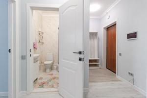 uma casa de banho branca com um WC e uma porta em ЖК «Комсомольский» em Taldykolʼ