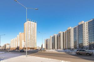 uma fila de edifícios altos numa cidade em ЖК «Комсомольский» em Taldykolʼ