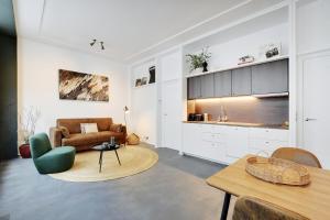 uma sala de estar com um sofá e uma mesa em Pick A Flat's Apartment in Saint-Michel - Rue Pestalozzi em Paris