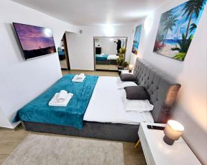 een slaapkamer met een groot bed en handdoeken bij Lovely duplex Apartment Cismigiu Park - POP1 in Boekarest