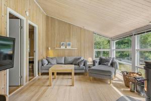 ein Wohnzimmer mit einem Sofa und einem Tisch in der Unterkunft Little Fiskerbanke - Lovely, Private, And Family-friendly Holiday Home in Saltum