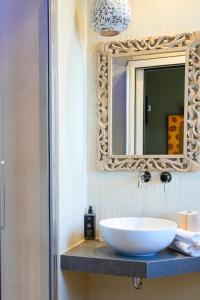 een badkamer met een witte wastafel en een spiegel bij Hotel Rex in Gabicce Mare +72 foto's