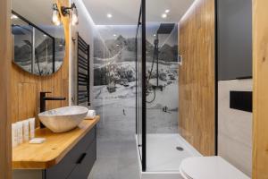 een badkamer met een douche en een wastafel bij Tatry Design Suite Mountain View Apartment & Parking by Renters in Zakopane