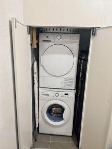 uma máquina de lavar e secar roupa num pequeno quarto em Relaxation & Business - Villa T3 near MEETT/Airbus em Aussonne