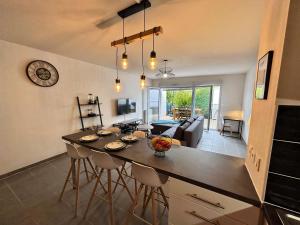 uma cozinha e sala de estar com mesa e cadeiras em Relaxation & Business - Villa T3 near MEETT/Airbus em Aussonne