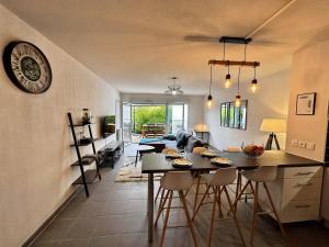 a kitchen and living room with a table and chairs at Villa lumineuse T3 - Proche Aéroport MEETT Airbus in Aussonne