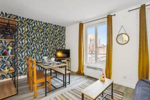 uma sala de estar com uma mesa de jantar e uma janela em 811 Suite Dream - Superb apartment em Bagnolet